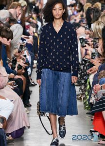 Fashionable pleated denim skirt spring-summer 2020