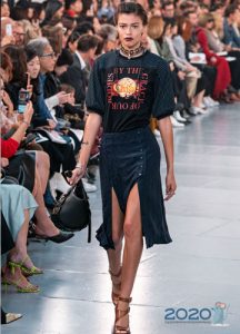 Μοντέρνο φούστα με δύο σχισμές άνοιξη-καλοκαίρι 2020