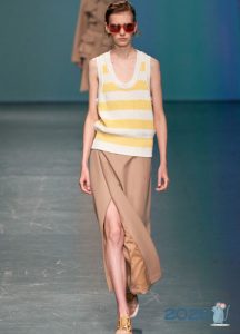 Lang beige nederdel med høj spalte forår-sommer 2020