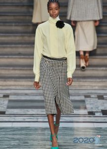 Fashionable plaid skirt with a slit spring 2020