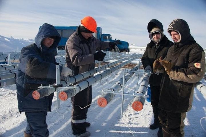 Män arbetar i norra Ryssland